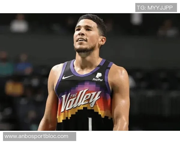 布克半场展现得分能力9投4中贡献14分2板5助表现抢眼