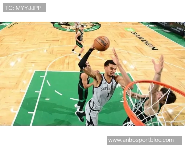 文班低位强攻遭布克防守犯规本场第4次犯规引发争议